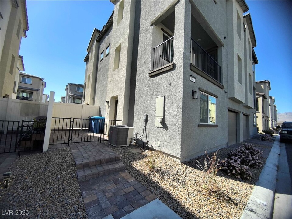 6961 Crimson Shadow St in North Las Vegas, NV - Foto de edificio