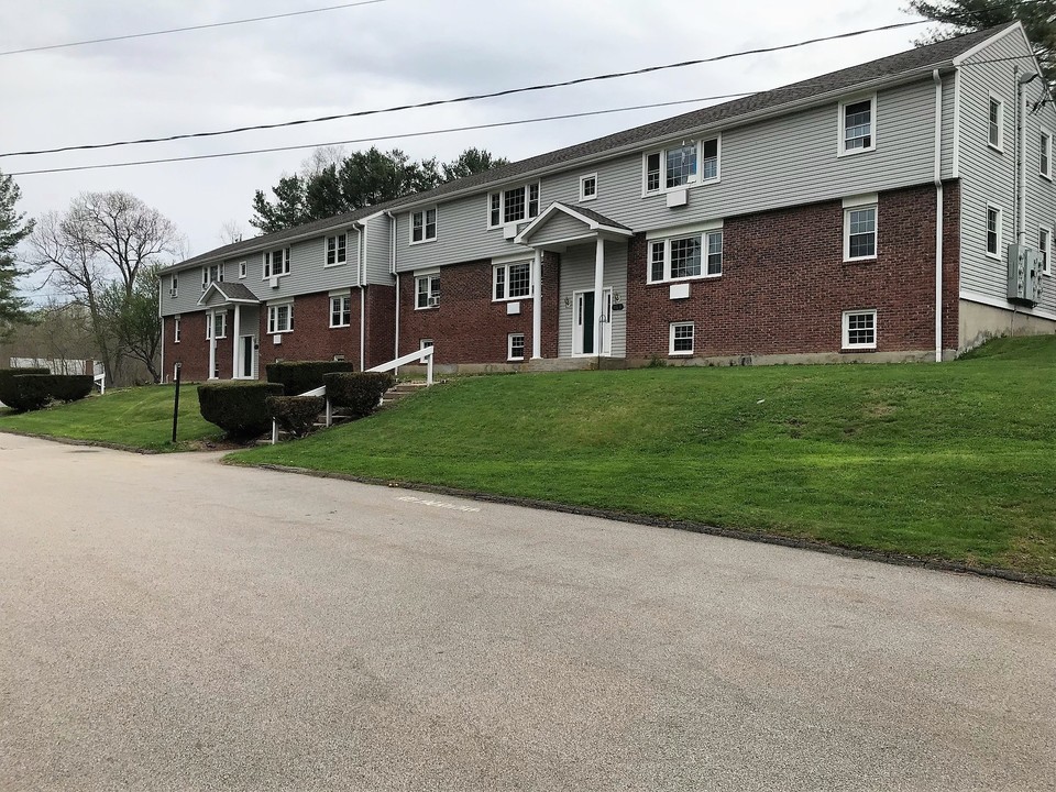 Hillside Farms Apartments in Amston, CT - Building Photo