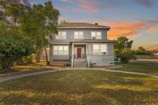 121 E Lockeford St in Lodi, CA - Building Photo