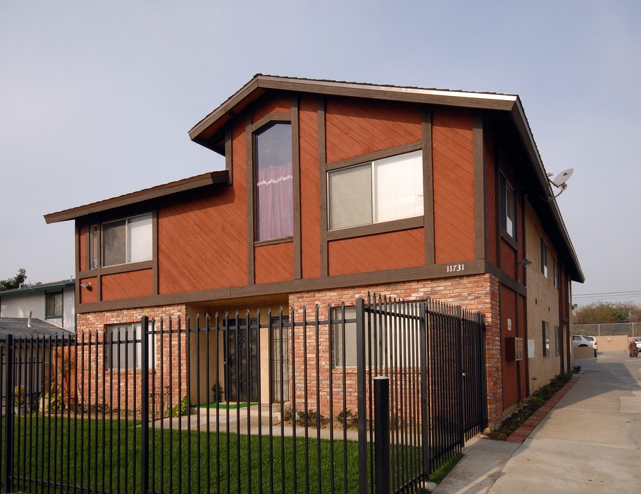 11731 Colima Rd in Whittier, CA - Foto de edificio