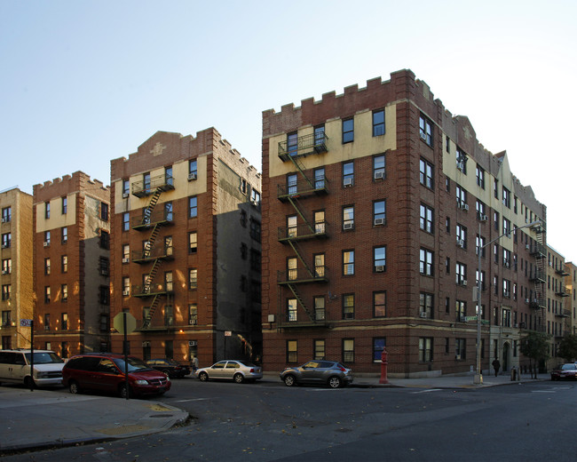 31 W Mosholu Pky N in Bronx, NY - Foto de edificio - Building Photo