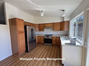 864 Crinella Dr in Petaluma, CA - Building Photo - Building Photo