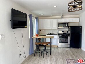 4853 Canoga Ave in Los Angeles, CA - Building Photo - Building Photo