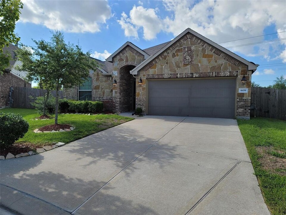 4438 Bearberry Ave in Baytown, TX - Building Photo