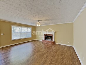 2041 Vintage Oaks Dr in Loganville, GA - Building Photo - Building Photo