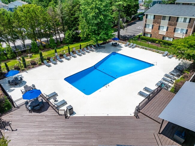 Duke Manor- Students save up to 10%! in Durham, NC - Foto de edificio - Building Photo