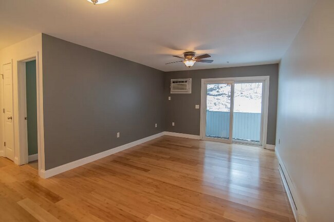 92 Eastern Ave in Manchester, NH - Foto de edificio - Building Photo