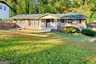 1961 Valley Ridge Dr SW in Atlanta, GA - Building Photo