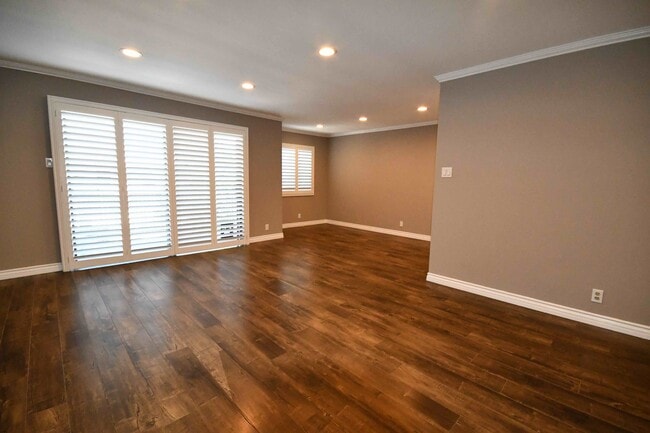 5003 Tilden Ave, Unit 209 in Sherman Oaks, CA - Foto de edificio - Building Photo