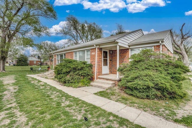 6142 E Harry St in Wichita, KS - Building Photo - Building Photo