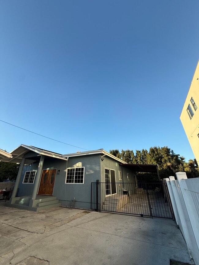 1645 W 36th Pl in Los Angeles, CA - Foto de edificio - Building Photo