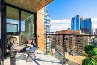 8001 Woodmont in Bethesda, MD - Foto de edificio - Building Photo