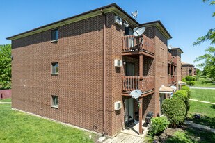 Evergreen Apartments in Glendale Heights, IL - Building Photo