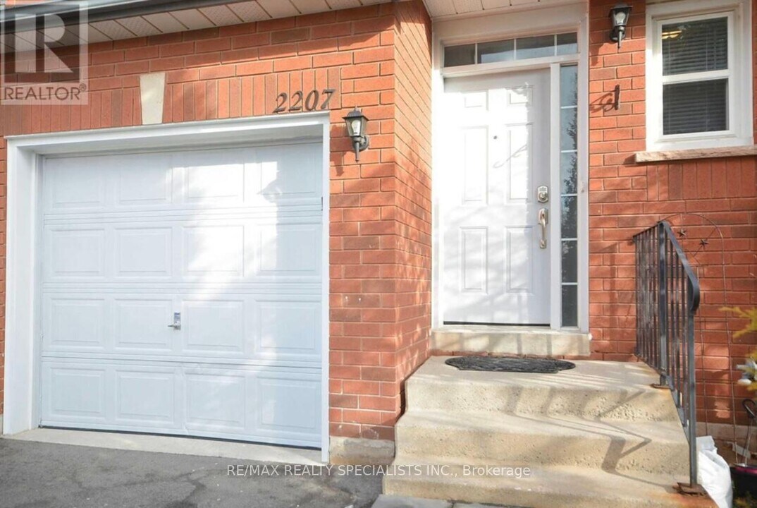 2207 Ridge Landing in Oakville, ON - Building Photo