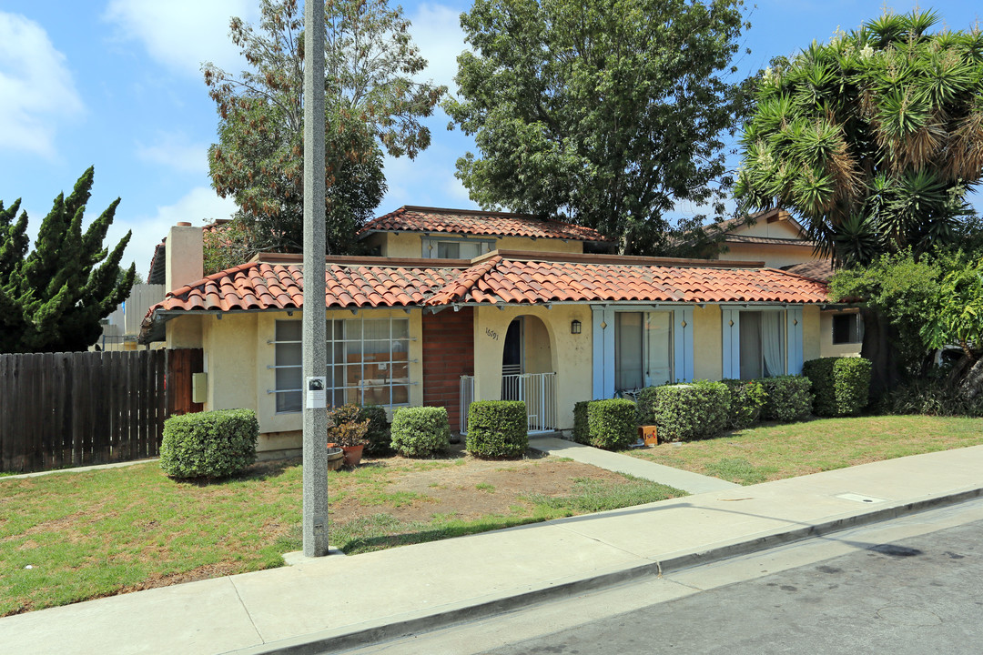 16791 Bardon Ln in Huntington Beach, CA - Foto de edificio