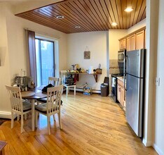 390 Riverway, Unit 17 in Boston, MA - Foto de edificio - Building Photo