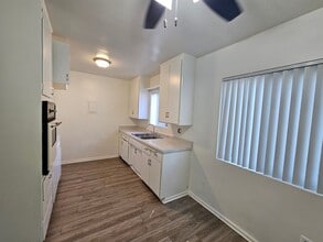2232 E Lenita Ln, Unit K in Santa Ana, CA - Building Photo - Building Photo
