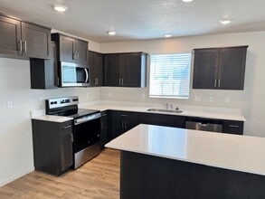 2705 Addysen Pk Wy in Medford, OR - Building Photo - Building Photo