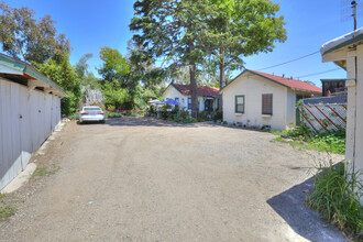 215 S Milpas St in Santa Barbara, CA - Building Photo - Building Photo