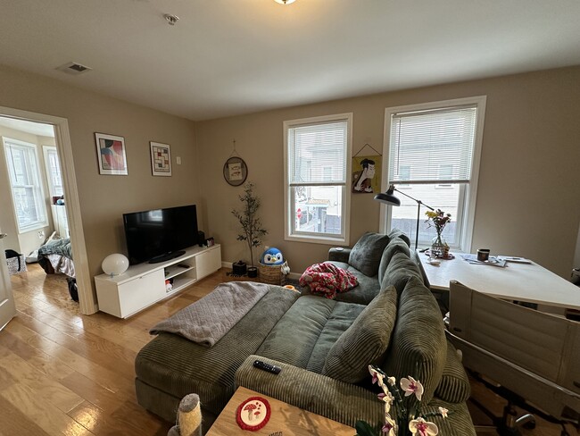 53 Chelsea St, Unit 2-A in Boston, MA - Building Photo - Building Photo