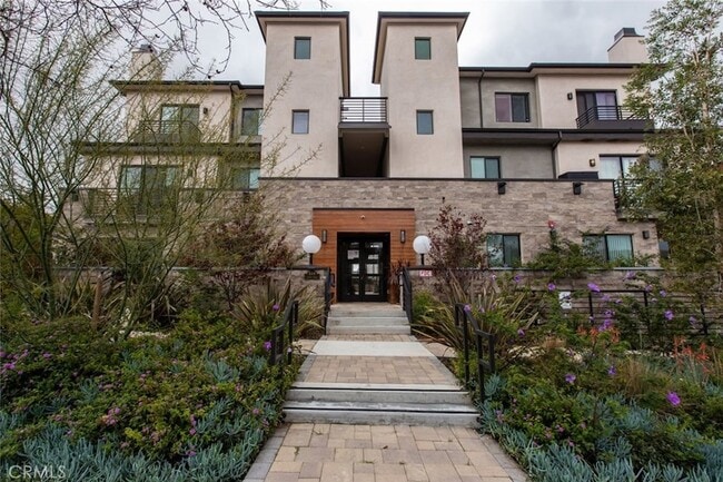 330 Salem St, Unit 204 in Glendale, CA - Building Photo - Building Photo