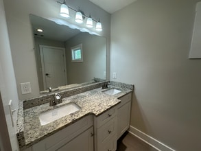 569 Woods Dr NW in Atlanta, GA - Building Photo - Building Photo