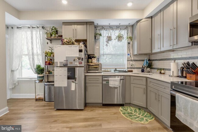 511 Gorgas Ln-Unit -D in Philadelphia, PA - Building Photo - Building Photo