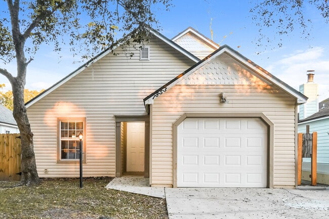 property at 1853 Alberta Ct N