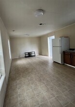 108 S 7th St in Highlands, TX - Building Photo - Building Photo