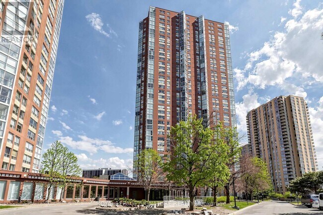 5 Concorde Pl in Toronto, ON - Building Photo - Building Photo