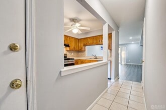 1209 Woodbridge Commons Way in Iselin, NJ - Building Photo - Building Photo