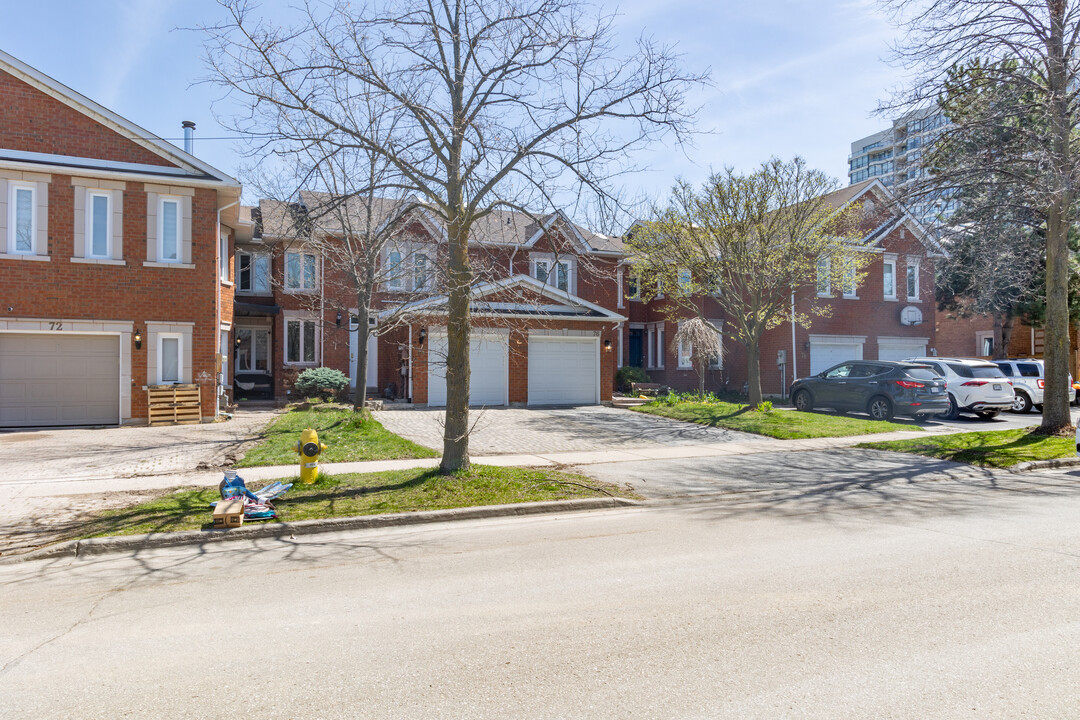 76 Brownstone Cir in Thornhill, ON - Building Photo