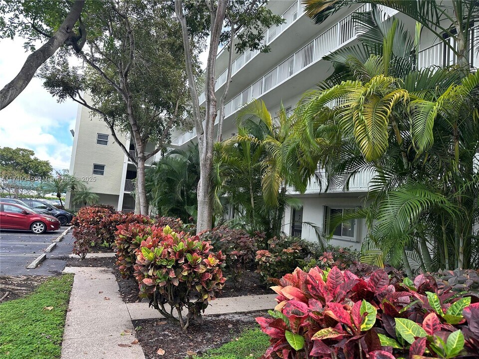 2228 N Cypress Bend Dr in Pompano Beach, FL - Building Photo