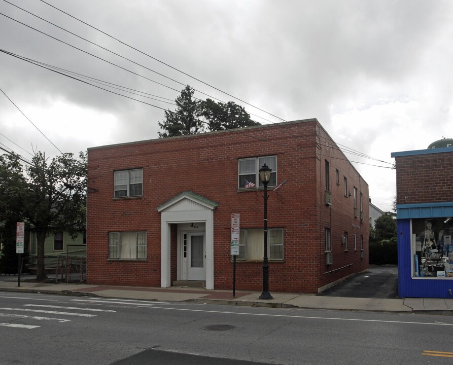 576 Westbury Ave in Carle Place, NY - Foto de edificio