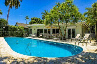 1325 Marseille Dr in Miami Beach, FL - Foto de edificio - Building Photo