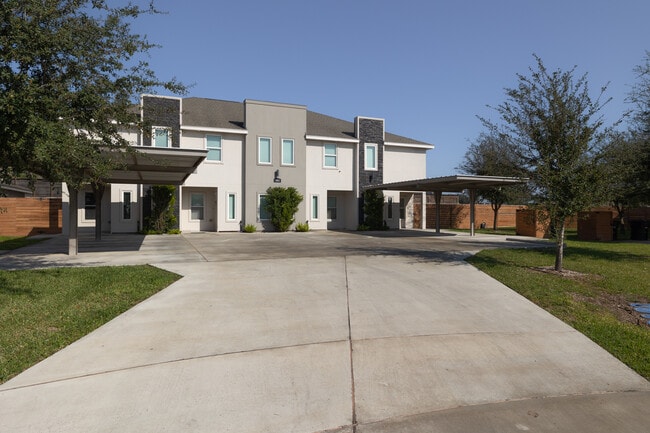 1021 E La Cantera Ave in McAllen, TX - Foto de edificio - Building Photo
