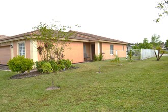 2127 Newport Isles Blvd in Port St. Lucie, FL - Building Photo - Building Photo