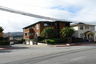 909 Grand Ave in South San Francisco, CA - Foto de edificio - Building Photo