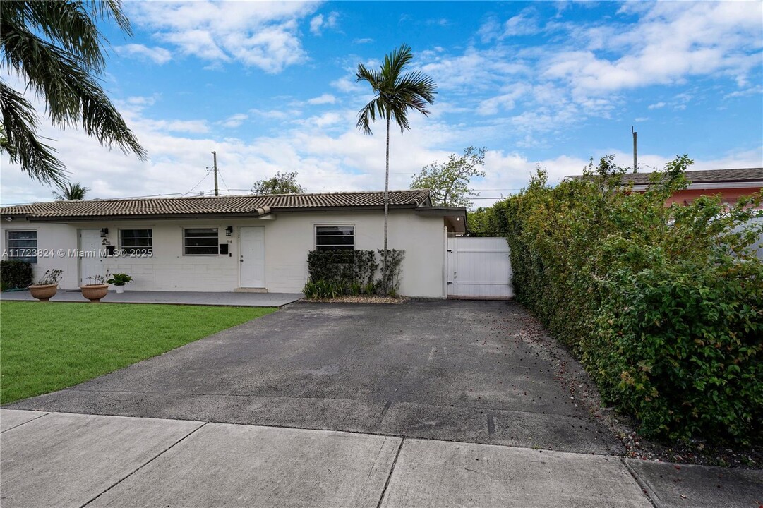 9312 SW 40th Terrace in Olympia Heights, FL - Building Photo