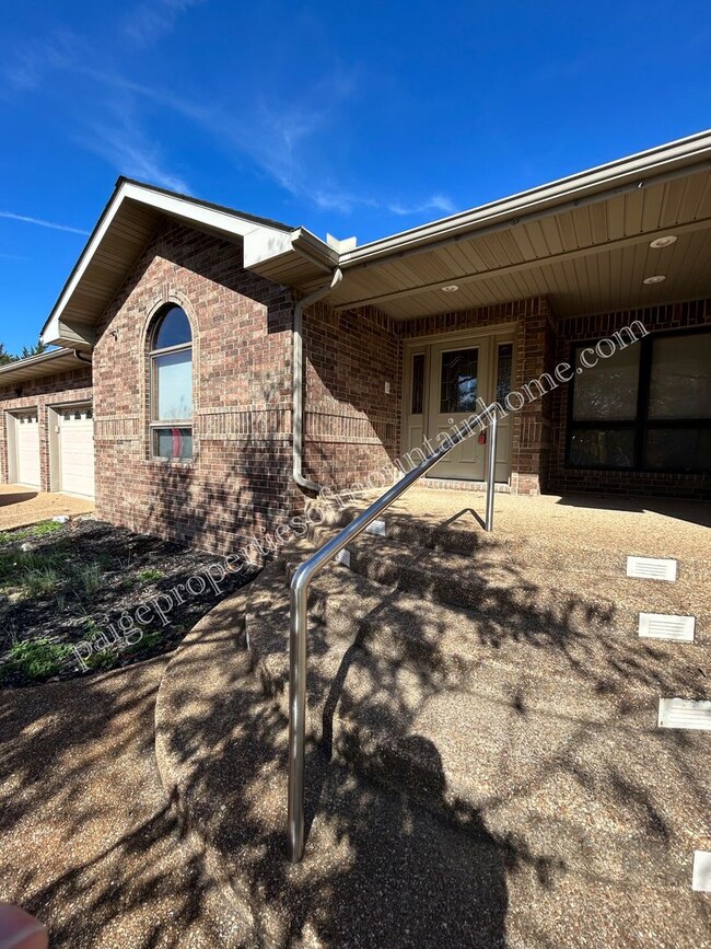 120 Winterview Dr in Bull Shoals, AR - Foto de edificio - Building Photo