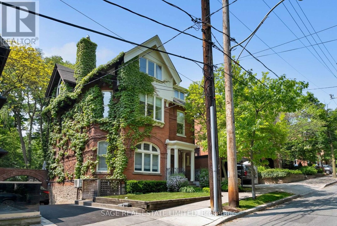 104 Park Rd in Toronto, ON - Building Photo