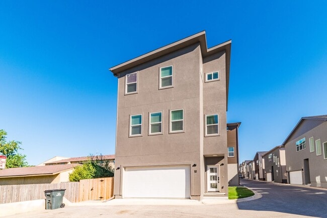 property at 1618 W Lawndale Dr
