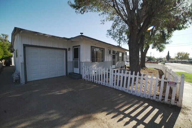 1160 Chestnut St in Escondido, CA - Building Photo - Building Photo