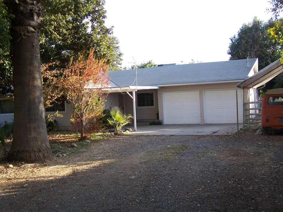 245 W Oakland St in Farmersville, CA - Building Photo