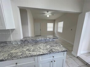 15901 W Bunche Park Dr in Opa Locka, FL - Foto de edificio - Building Photo