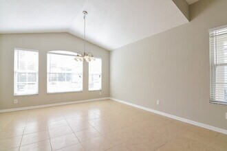 622 Wave Crest Cir in Valrico, FL - Foto de edificio - Building Photo