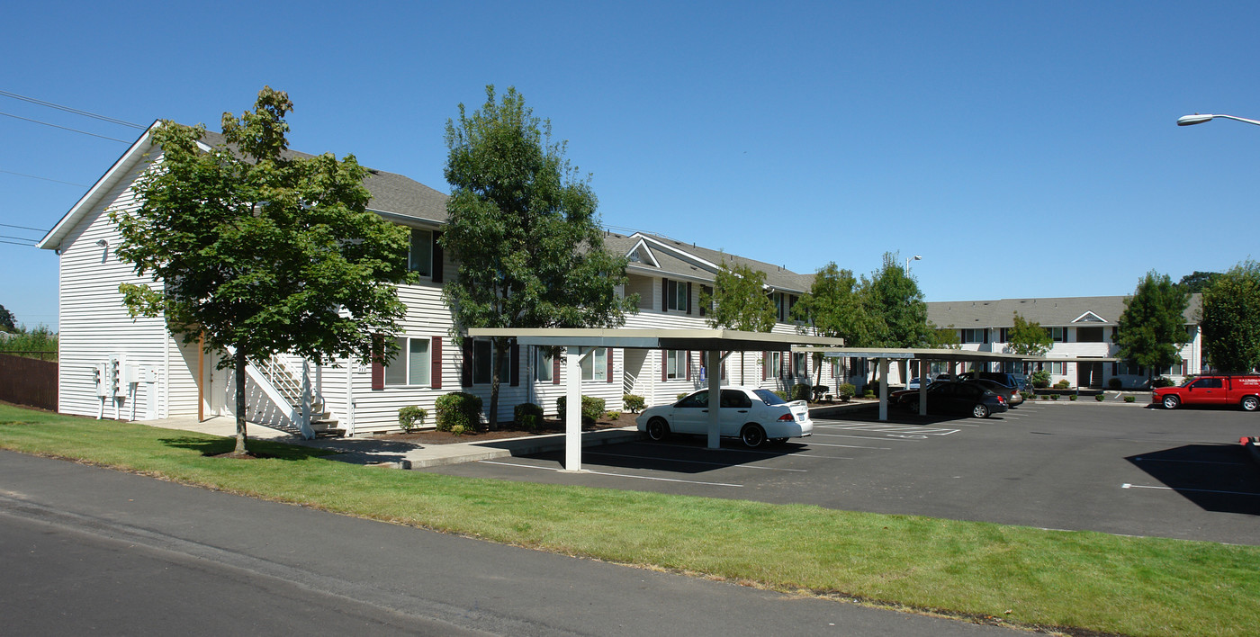 Columbus Village in Salem, OR - Foto de edificio