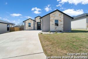 9915 Alta Loma Cir in Converse, TX - Foto de edificio