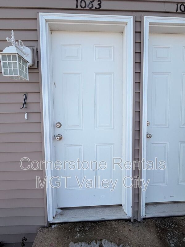 1063 5th Ave NW in Valley City, ND - Foto de edificio - Building Photo