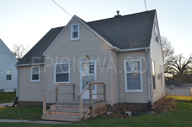 1229 Oakland Rd NE in Cedar Rapids, IA - Building Photo - Building Photo